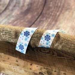 Snowflake grosgrain b�nd 38 mm med bl� snefnug p� hvid baggrund 